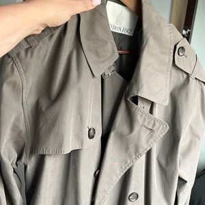 LondonFog Classic trenchcoat 40 R, $199/$59